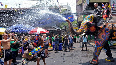 Du khách nước ngoài chơi Tết Songkran ở Thái Lan